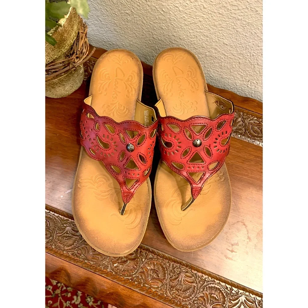 CLARKS WOMEN WEDGE SANDALS 8.5 RED VEGAN LEATHER SHIMMER CORK HEEL SUMMER RESORT